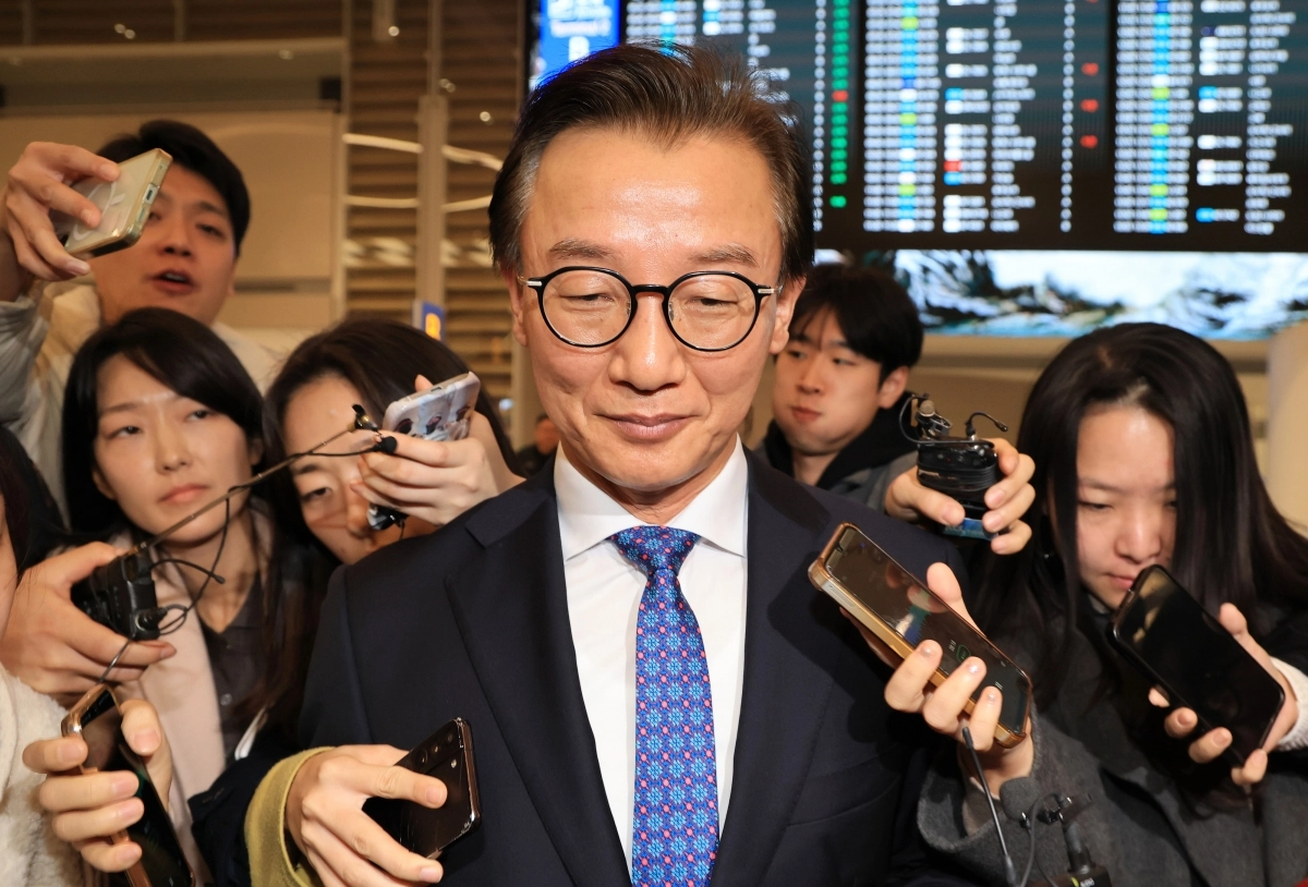 전재수 해양수산부 장관이 11일 ‘유엔해양총회’ 유치 활동을 마치고 귀국해 취재진 질문을 받으며 이동하고 있다. 전재수 장관은 이날 사의를 표명했다. 2025.12.11  공동취재