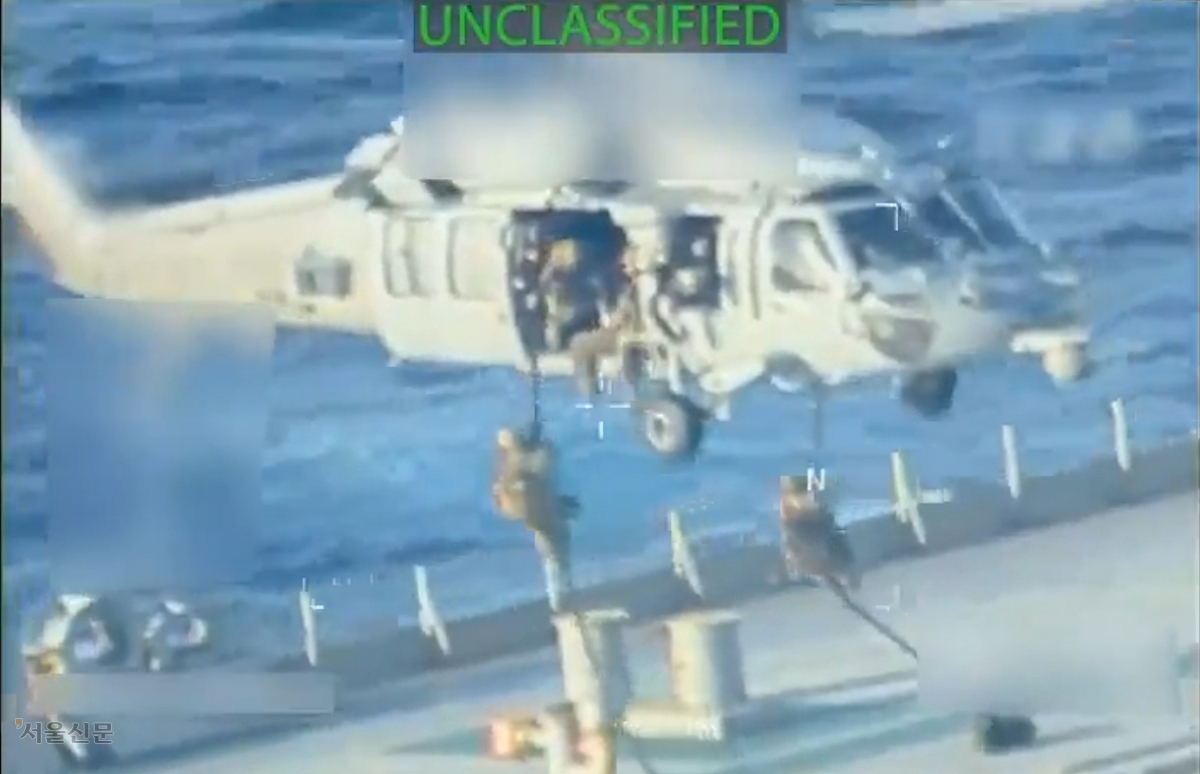 팸 본디 미국 법무장관이 10일(현지시간) 베네수엘라 연안에서 대형 유조선을 나포했다고 밝히며 공개한 영상에서 미군 특수작전부대가 헬기에서 일사불란하게 내려와 작전을 수행하고 있다. 팸 본디 미 법무장관 엑스 캡처
