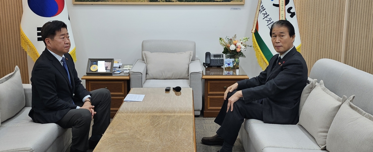 박진경 대령의 국가유공자 등록 지정과 관련 권오을 국가보훈부 장관이 11일 오후 6시쯤 제주도청 오영훈 지사 집무실을 찾아 유족들에게 송구스러운 마음이라며 사과했다. 제주 강동삼 기자