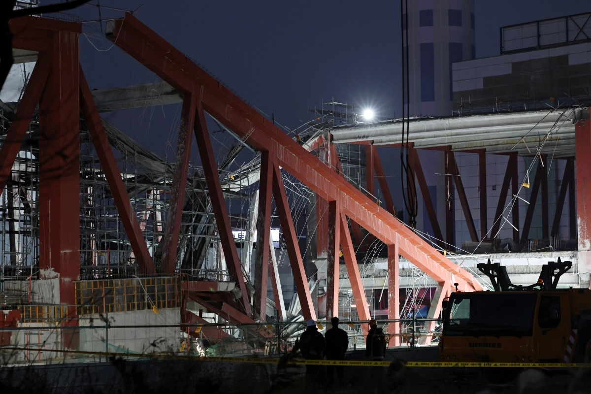 11일 오후 광주 서구 광주대표도서관 건립공사장 붕괴 사고 현장에서 야간 구조 작업이 펼쳐지고 있다. 연합뉴스 제공