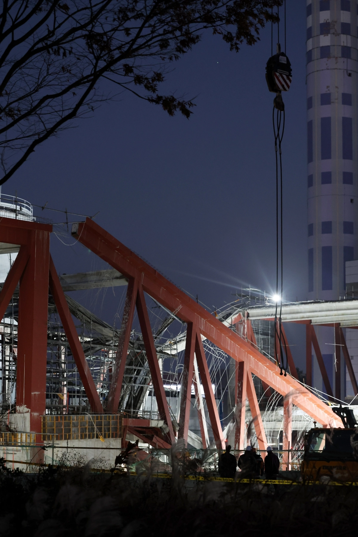 11일 오후 광주 서구 광주대표도서관 건립공사장 붕괴 사고 현장에서 야간 구조 작업이 펼쳐지고 있다. 연합뉴스 제공