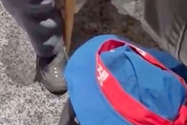 10일 저녁 7시쯤 쿠팡 사옥 앞 집회 참석 후 다른 금속노조 거제통영고성조선하청지회 조합원들과 저녁 식사를 위해 서울 송파구 롯데백화점 잠실점 식당가를 방문한 이김춘택 조선하청지회 사무장이 복장 규정을 들며 ‘노조 조끼’ 탈의를 요구하는 백화점 보안요원에게 항의하고 있다. 사진은 이날 조합원들이 소지한 ‘투쟁’ 모자. 2025.12.10 엑스