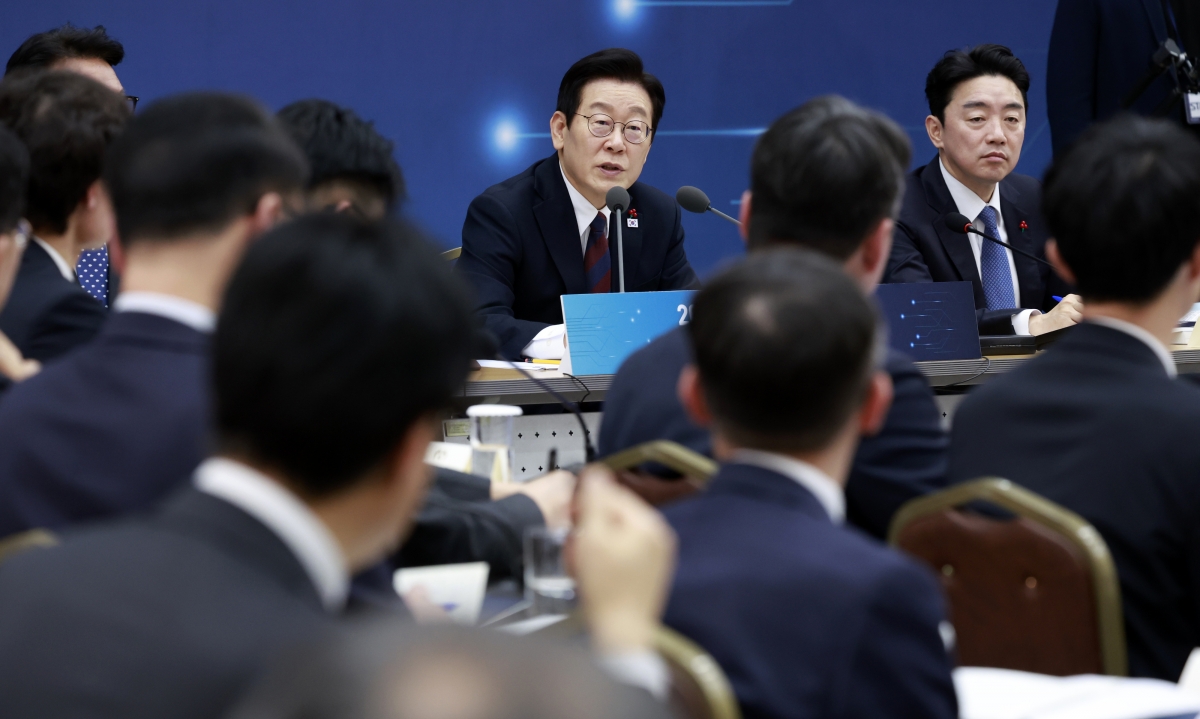 이재명 대통령이 11일 정부세종컨벤션센터에서 열린 취임 후 첫 기관별 업무보고에서 발언하고 있다. 이날 업무보고는 기획재정부, 국가데이터처, 농림축산식품부, 고용노동부 및 그 산하기관을 대상으로 진행됐다. 세종 뉴시스