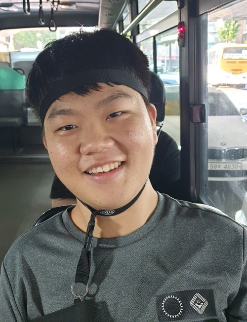 트럭 돌진 사고로 뇌사 판정을 받은 뒤 장기 기증으로 3명에게 생명을 나눈 문영인씨가 생전 버스 안에서 활짝 웃는 모습.  한국장기조직기증원 제공