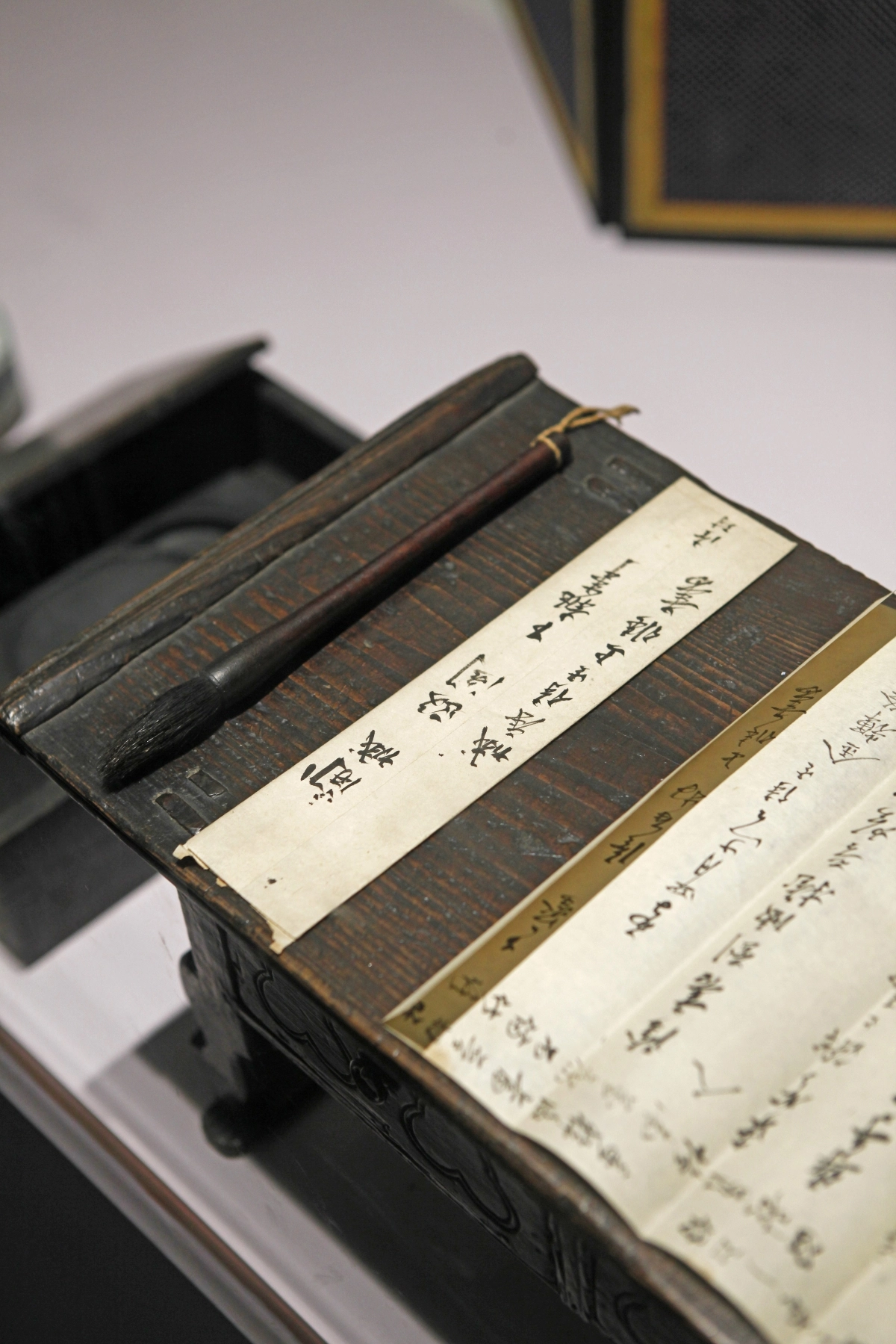 소수박물관에 전시된 간찰. 옛 편지인 간찰은 봉투인 피봉과 편지지인 내지로 이뤄져 있다. 봉투가 하나면 단봉, 두 개면 중봉이라 했다.