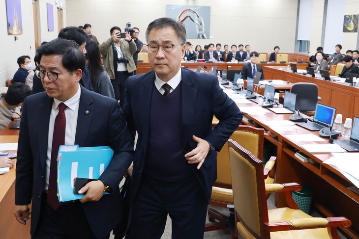 10일 국회 과학기술정보방송통신위원회에서 더불어민주당과 조국혁신당이 허위정보근절법을 통과시키려 하자 최형두 의원을 비롯한 국민의힘 의원들이 퇴장하고 있다.  연합뉴스