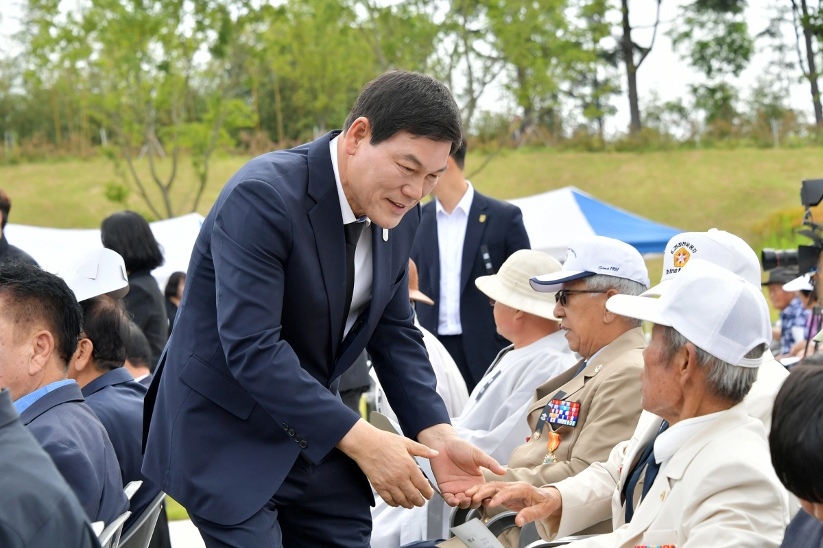 정철원 전남 담양군수가 지난 6월 현충일 추념식 자리에서 국가유공자들을 위로 격려하고 있다. (담양군 제공)