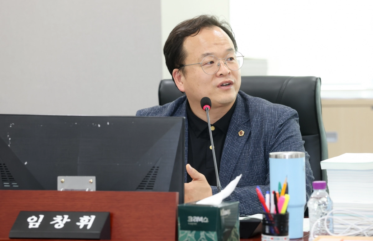 임창휘 의원이 11일 AI국 대상 2026년도 본예산 심사에서 질의하고 있다.(사진=경기도의회)