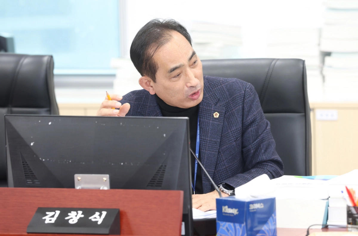 김창식 의원이 11일 예산결산특별위원회 심의에서 질의하고 있다.(사진=경기도의회)