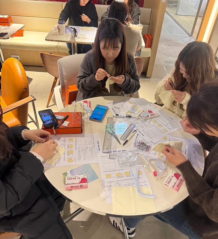 히크만 주머니 제작에 참여하고 있는 HDC랩스 임직원들