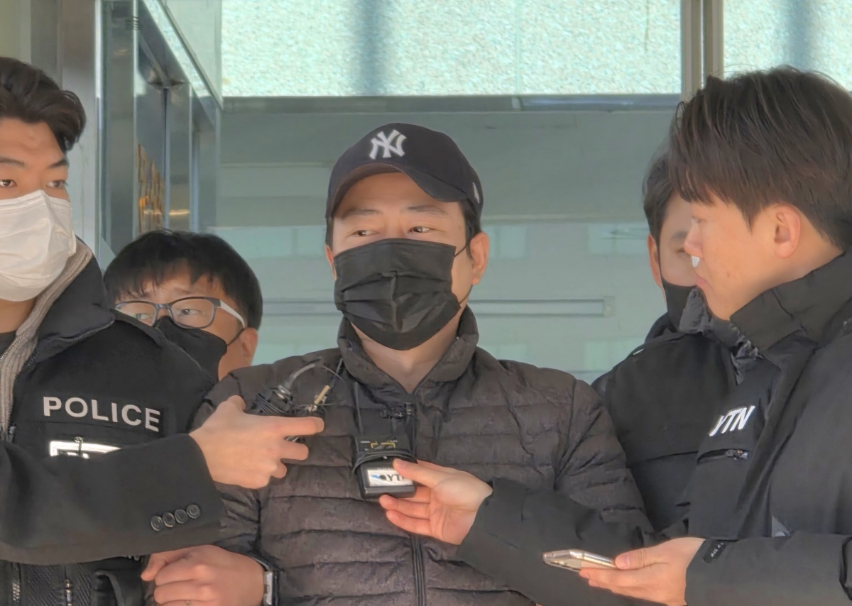 ‘천안 층간소음 살해’ 피의자 양민준이 12일 천안 동남경찰서를 나서며 취재진 질문에 답하고 있다. 독자 제공