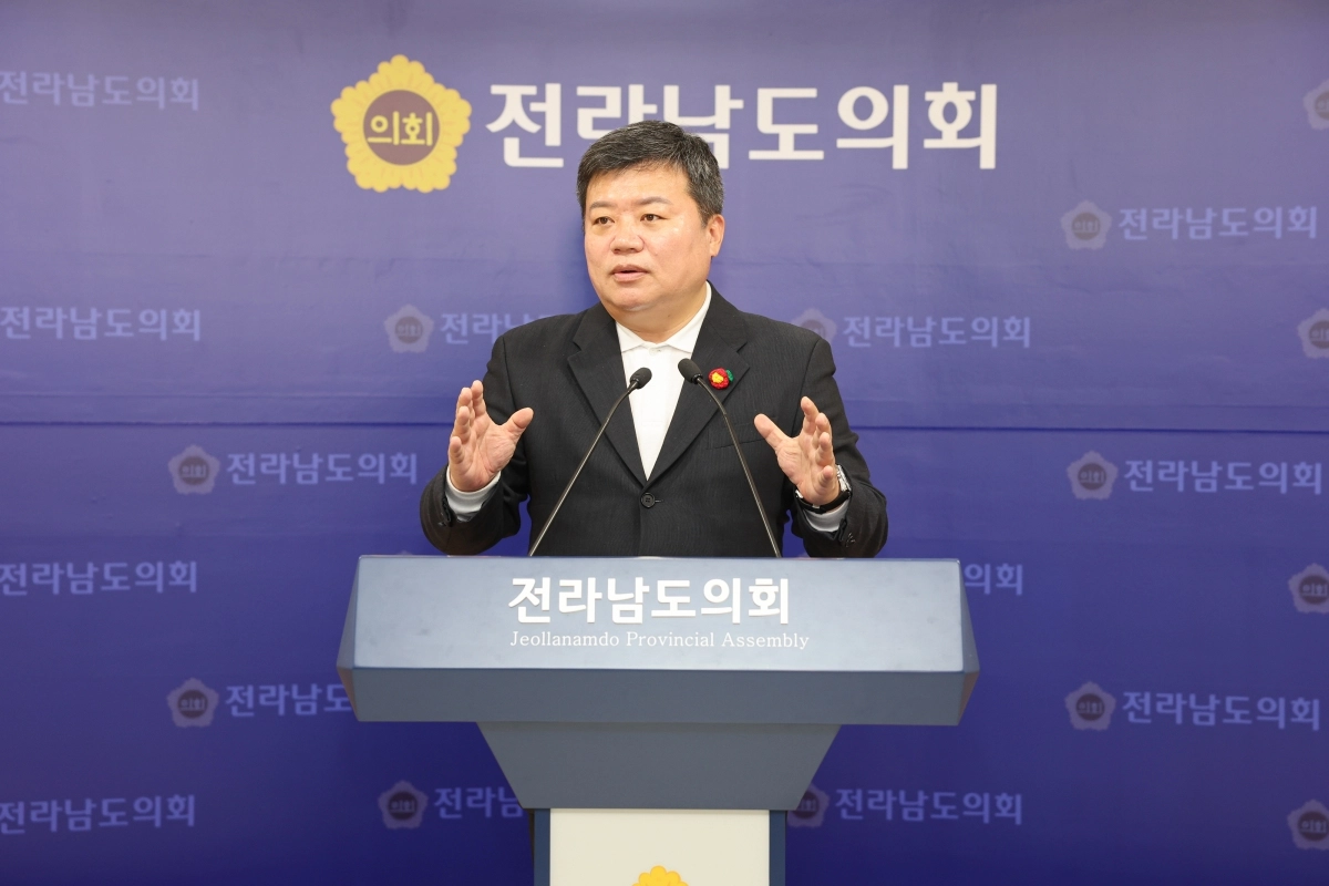 정영균 도의원이 “여순사건에 대한 청소년 교육이 방치돼 지역사 교육 강화가 시급하다”고 지적하고 있다.