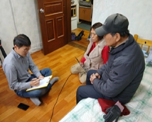 서울 서대문구 관계자가 취약계층 가정을 방문해 안부 확인을 하고 있다.   서대문구 제공