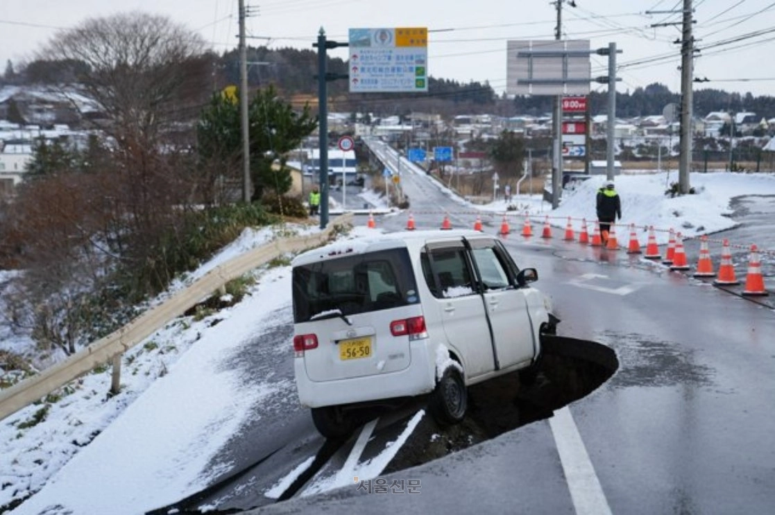 지진의 영향으로 함몰한 국도로 전락한 경승용차=2025년 12월 9일 오전 10시 56분, 아오모리현 도호쿠초 / 아사히신문 캡쳐
