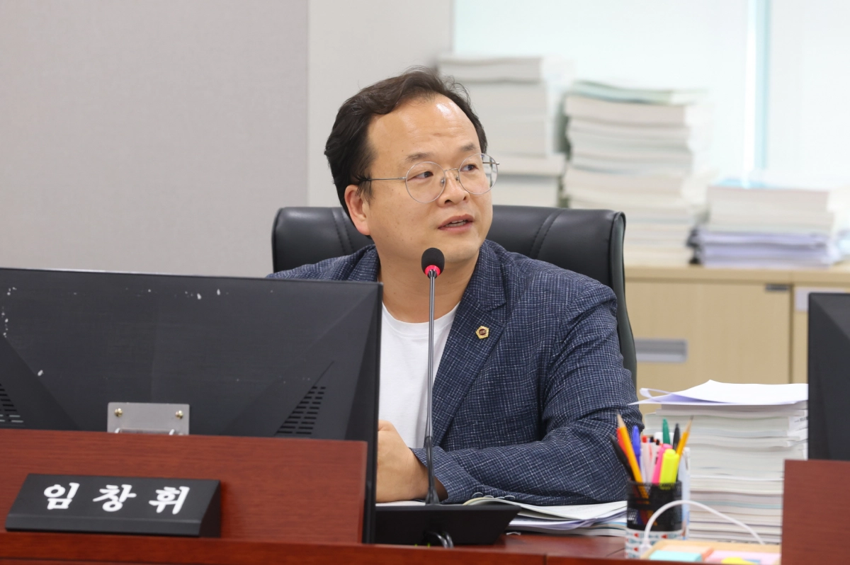 임창휘 의원이 12일 균형발전기획실 대상 2026년도 예산안 심사에서 질의하고 있다.(사진=경기도의회)