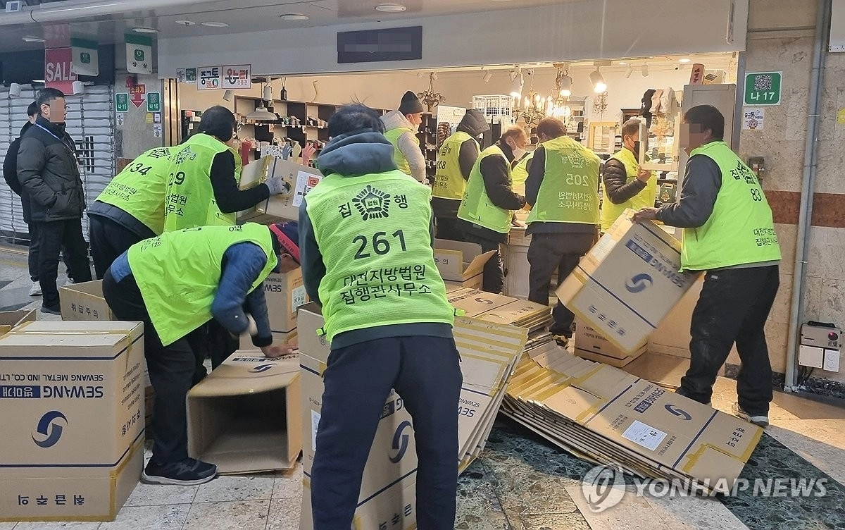 대전지법 집행관들이 12일 오전 무단 점유 중인 대전중앙로 지하도상가 점포의 물건을 빼내고 있다. 대전 연합뉴스