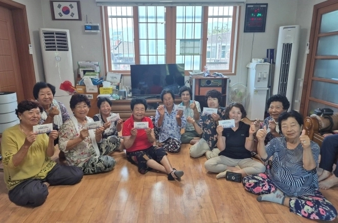 사진은 지난 7월 보성군민들이 1인당 55만원의 민생회복 소비쿠폰을 받고 활짝 웃고 있는 모습.