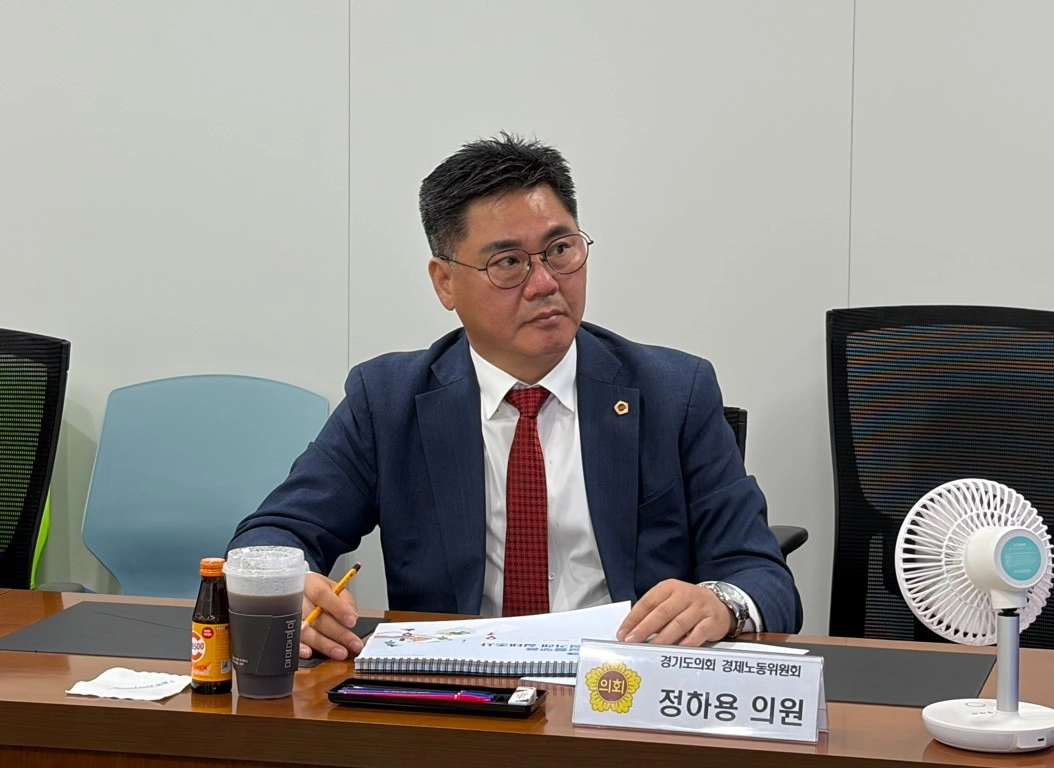 정하용 의원이 12일 개최된 ‘경기도 배달플랫폼 공정거래 실태조사’ 최종보고회에 참석해 조사 결과를 점검하고 있다.(사진=경기도의회)
