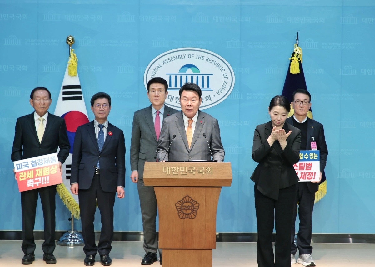 오성환 당진시장이 국회 소통관에서 철강산업 위기 관련 기자회견을 하고 있다. 시 제공