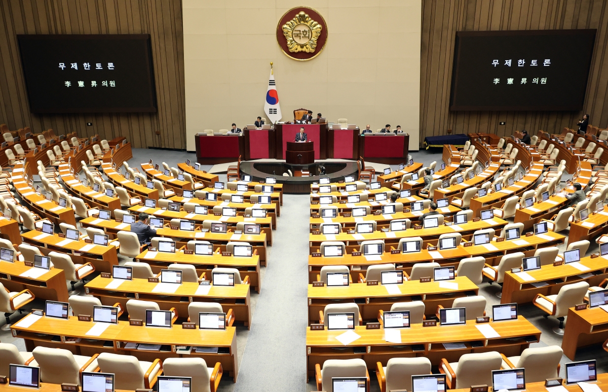 12일 국회에서 열린 12월 임시국회 본회의에서 은행법 일부개정법률안이 상정되자 국민의힘 이헌승 의원이 무제한 토론(필리버스터)을 시작하고 있다. 연합뉴스