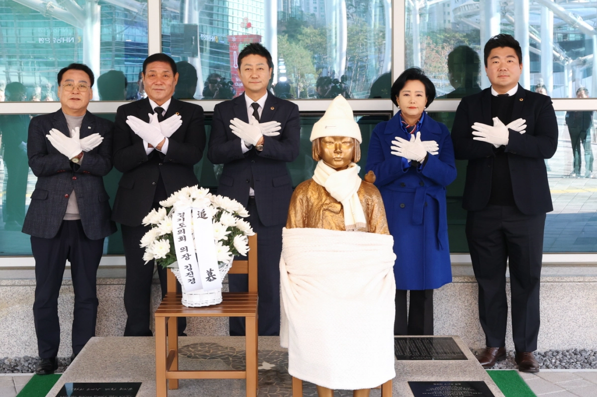 김진경 의장과 경기도의회 의원들이 평화의 소녀상 앞에서 ‘나비날개’ 추모 퍼포먼스를 펼치며 인권과 평화의 가치를 되새기고 있다.(사진=경기도의회)