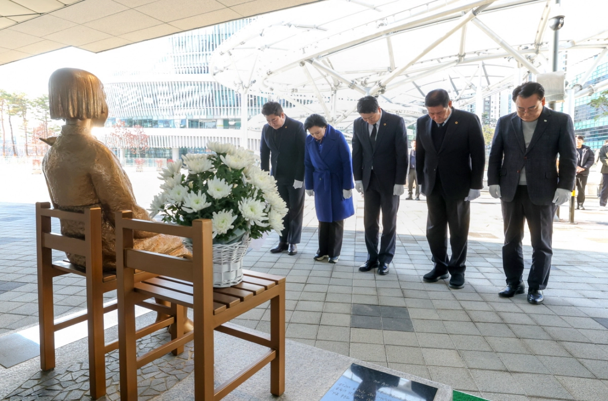 김진경 의장과 경기도의회 의원들이 소녀상 앞에서 고개 숙여 참배하며 피해자들의 아픔을 되새기고 있다.(사진=경기도의회)