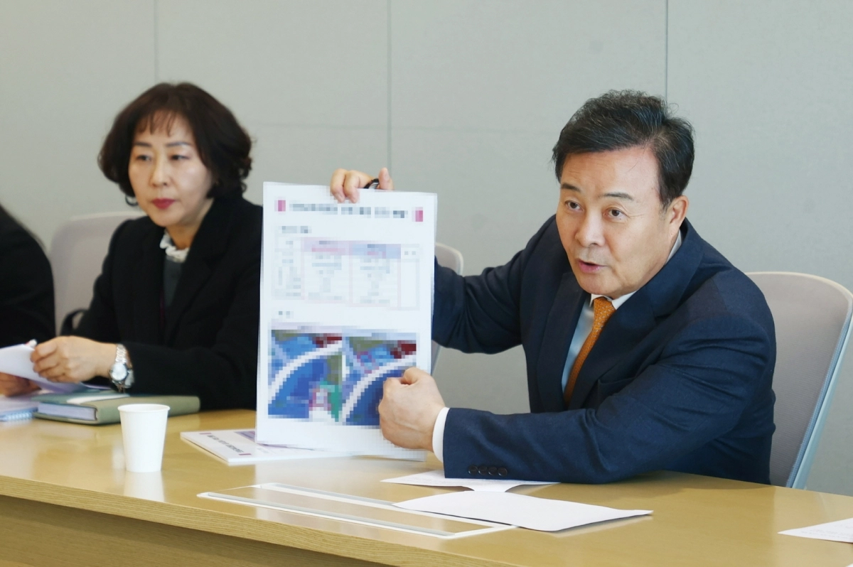 김성제 의왕시장은 12일 임태희 경기도교육감에게 의왕교육지원청 신설의 필요성을 강조하고 있다. (의왕시 제공)