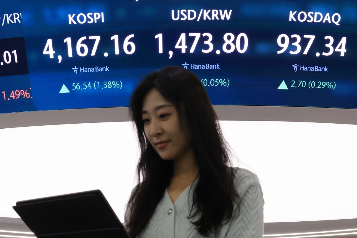 12일 서울 중구 하나은행 본점에서 직원이 증시와 환율을 모니터하고 있다. 이날 코스피는 56.54p(1.38%) 오른 4,167.16으로 장을 마쳤다. 2025.12.12. 연합뉴스
