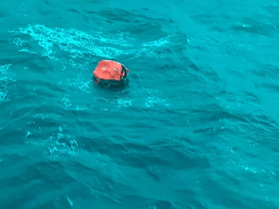 구명뗏목 안에 있는 바다로 추락한 선원. 서귀포해양경찰서 제공