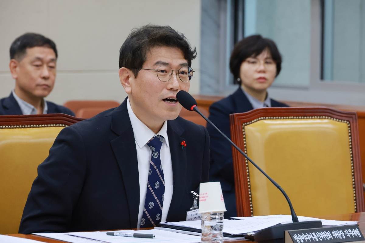 10일 국회에서 열린 과학기술정보방송통신위원회 전체회의에서 류신환 방송미디어통신위원장 직무대행이 인사말하고 있다. 연합뉴스