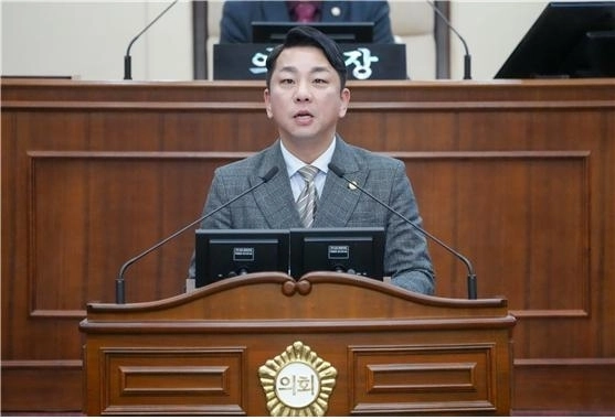 이동식 은평구의원이 지난 11일 열린 제319회 은평구의회 정례회 5분 발언을 통해 ‘느린학습자 통합지원센터’ 설치를 촉구하고 있다. 사진: 이동식 의원 제공.