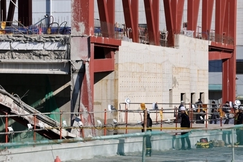 12일 오후 광주 서구 치평동 광주대표도서관 붕괴 사고 현장에서 관계자들이 구조물 안정화 작업을 위해 현장을 살펴보고 있다. (연합뉴스 제공)