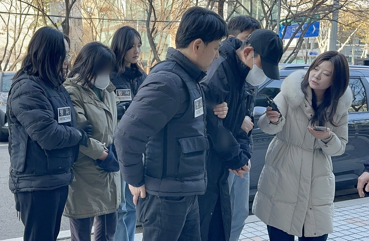 70대 어머니를 폭행해 사망에 이르게 한 혐의를 받는 40대 남매가 12일 양천구 서울남부지법에서 열린 구속 전 피의자심문(영장실질심사)에 출석하고 있다.  지난 10일 서울 구로경찰서는 존속폭행치사 혐의로 이들 남매를 긴급체포했다. 경찰은 사체 검안 결과와 관련자 진술 등을 토대로 폭행 정황이 있었다고 보고 이들을 체포해 조사했다.  2025.12.12. 뉴스1