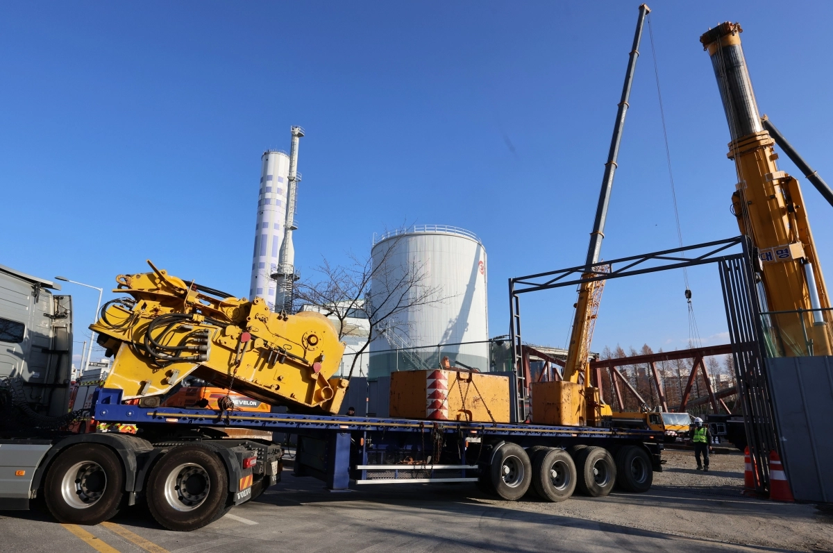 12일 오후 광주 서구 치평동 광주대표도서관 붕괴 사고 현장에 대형 크레인이 추가 투입되고 있다. 연합뉴스 제공