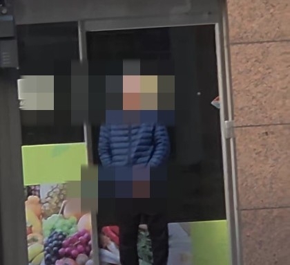 서울 강서구 염창동의 한 아파트 상가 앞 버스정류장 옆에서 음란행위를 한 80대 남성. 연합뉴스