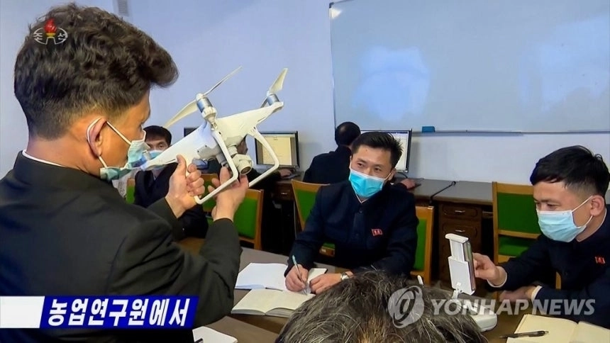 2023년 북한 농업 연구원이 중국 DJI 팬텀4로 추정되는 드론을 살펴보고 있는 모습. 2023.1.24 [조선중앙TV 화면] 2023.1.24. 연합뉴스