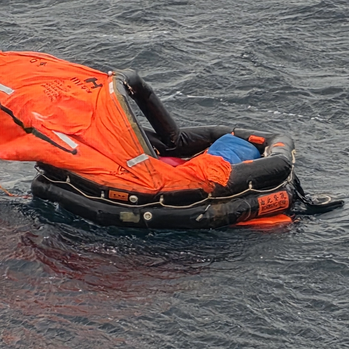 지난 12일 서귀포항 남쪽 33㎞ 해상에서 중국인 선원 5명이 바지선이 침수되기 시작하자 구명뗏목을 타고 탈출했다. 제주지방해양경찰청 제공