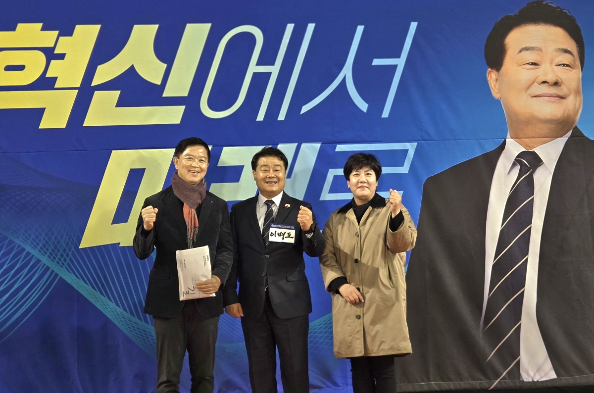 이병도 충남민주혁신교육포럼 대표가 출판기념회 참석자들과 기념 사진을 촬영하고 있다. 이종익 기자