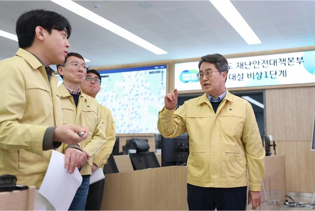 13일 오후 김동연 경기도지사가 도 재난안전대책본부를 찾아 대설 대비 상황 점검을 하고 있다. (경기도 제공)