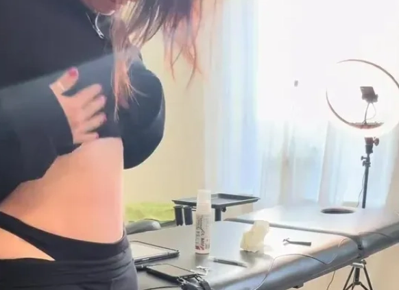 영국의 한 타투이스트가 복부 성형 수술로 배꼽을 잃은 친구를 위해 ‘배꼽 타투’를 새겨준 사연이 전해져 눈길을 끌고 있다. 틱톡 캡처