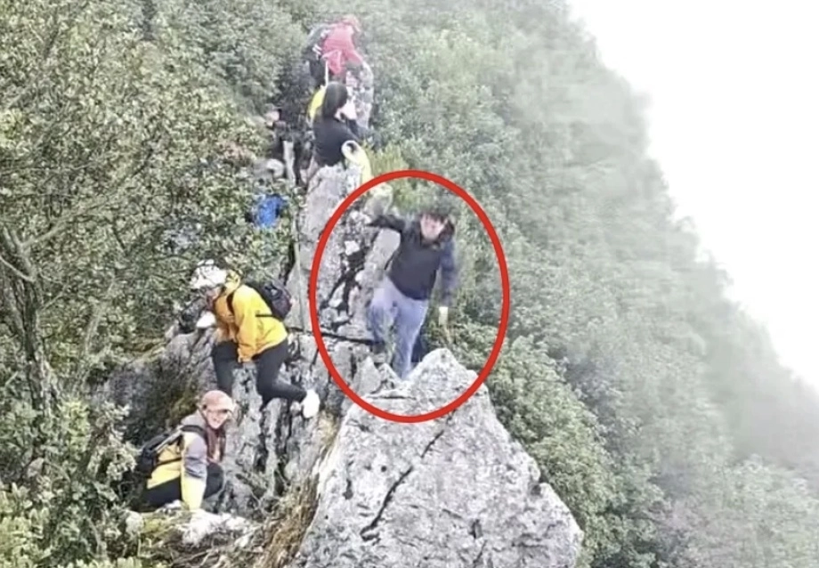 중국에서 한 관광객이 산 정상에서 셀카를 찍으려는 순간 딛고 있던 암석이 무너지며 아래로 추락하는 영상이 공개됐다. 더 선 갈무리
