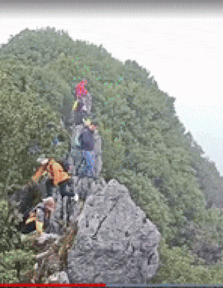 중국에서 한 관광객이 산 정상에서 셀카를 찍으려는 순간 딛고 있던 암석이 무너지며 아래로 추락하는 영상이 공개됐다. 더 선 갈무리
