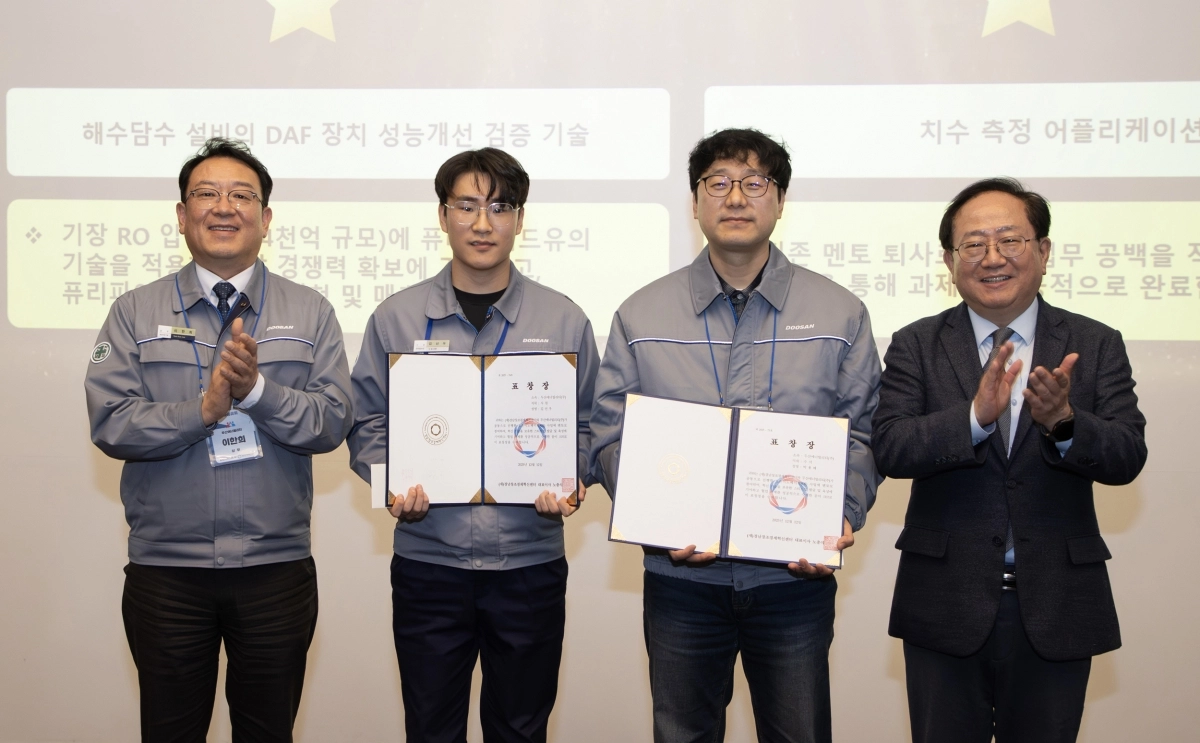 지난 12일 ‘2025 대-스타 혁신성장 파트너스 성과공유회’에서 이한희(맨 왼쪽) 두산에너빌리티 동반성장·구매 상무와 노충식(맨 오른쪽) 경남창조경제혁신센터 대표이사가 멘토링 활동으로 스타트업을 지원한 두산에너빌리티 우수 직원에게 표창장을 수여한 후 기념촬영을 하고 있다. 2025.12.14. 두산에너빌리티 제공