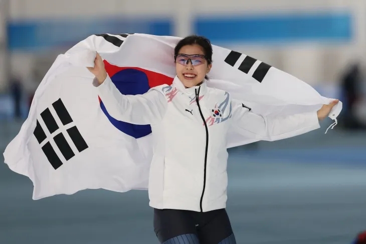 한국 스피드스케이팅 국가대표 이나현이 지난해 2월 11일 중국 하얼빈 헤이룽장 빙상훈련센터 스피드스케이팅 오벌에서 열린 2025 하얼빈 동계아시안게임 여자 1000m 결선에서 동메달을 딴 뒤 기뻐하고 있다. 하얼빈 뉴스1