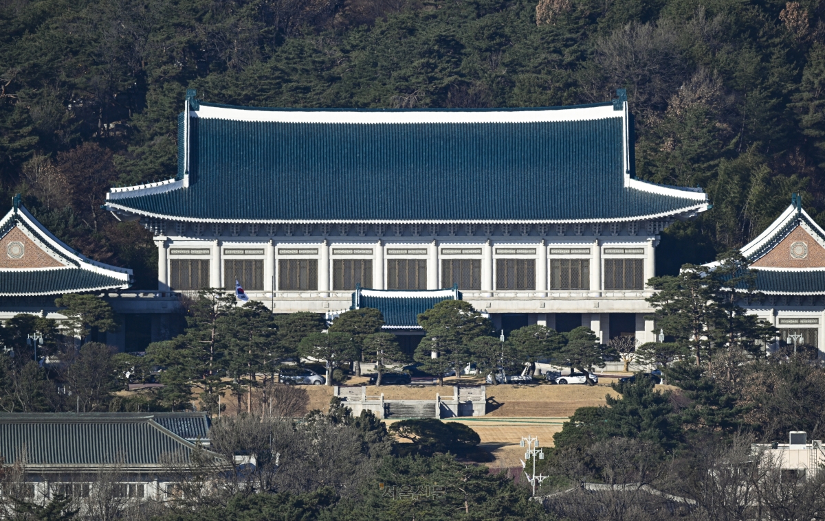대통령의 청와대 복귀가 임박한 가운데 10일 서울 시내 한 건물에서 바라본 종로구 청와대 일대. 2025.12.10 이지훈 기자