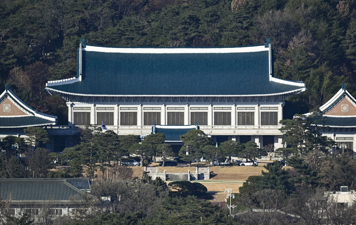 대통령의 청와대 복귀가 임박한 가운데 10일 서울 시내 한 건물에서 바라본 종로구 청와대 일대. 2025.12.10 이지훈 기자