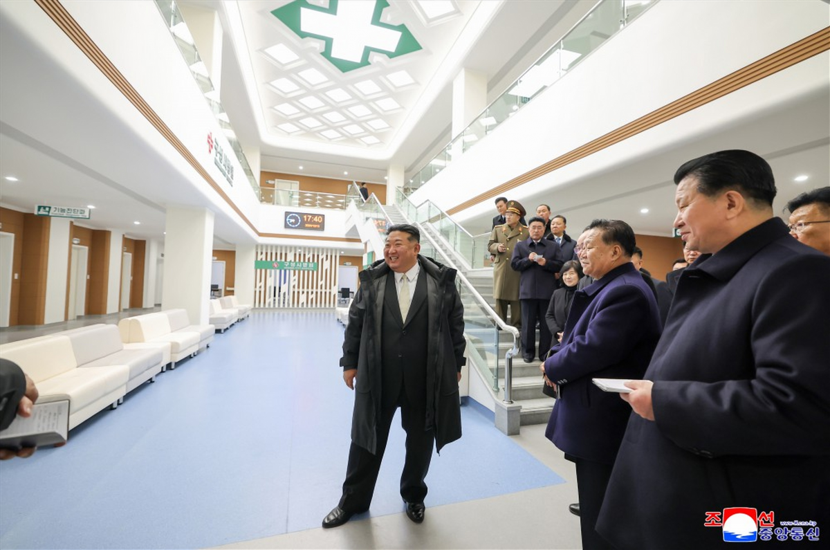 김정은 북한 국무위원장이 13일 진행된 평안북도 구성시병원 준공식에 참석해 준공 테이프를 끊고 병원을 둘러보며 만족해하고 있다. 평양 조선중앙통신 연합뉴스