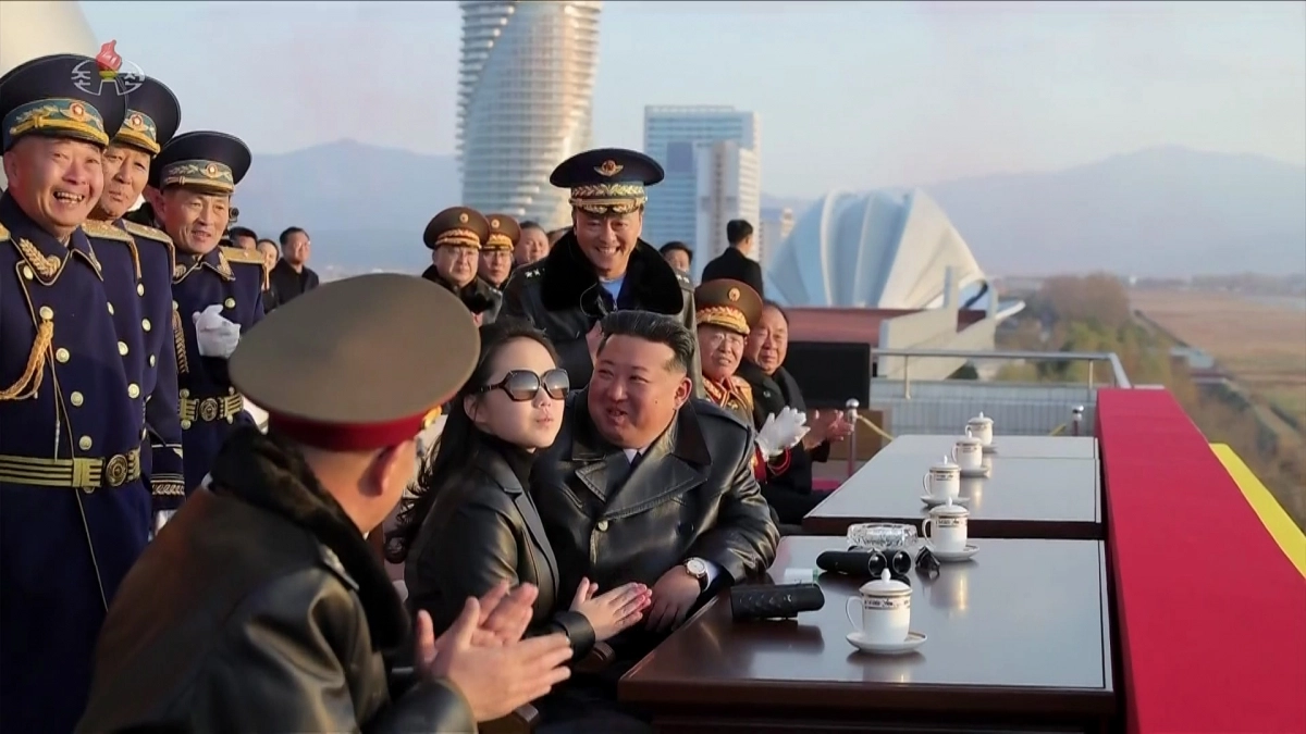 [서울=뉴시스] 김정은 국무위원장이 지난 28일 제2공군사단 59길영조영웅연대 갈마비행장에서 진행된 조선인민군 공군창설 80돌 기념행사에 참석했다고 조선중앙TV가 30일 보도했다.