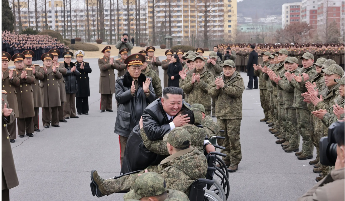 김정은 북한 국무위원장이 12일 평양 4·25문화회관 광장에서 ‘제528공병연대’를 위한 환영식을 열고 러시아에서 지뢰를 제거하다 다친 병사를 껴안고 있다. 평양 조선중앙통신 연합뉴스
