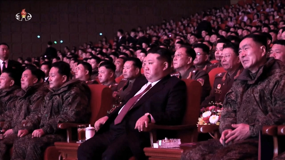 김정은 국무위원장이 제528공병연대 공병부대원들의 귀국을 환영하는 축하공연에서 전사자들의 사진이 무대에 공개되자 눈물을 흘리는 모습을 북한 조선중앙TV가 13일 방영했다. 조선중앙TV 화면 캡처